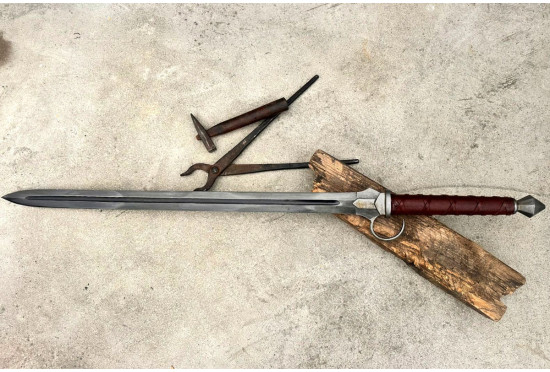 Dark Fantasy Longsword – Hand-Forged Full-Tang Blackened Blade with Ring Guard