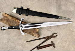 Hand-Forged Fantasy Short Sword — "Horn of Gondor"