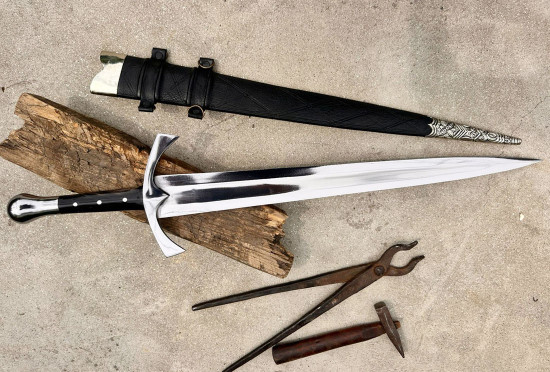 Hand-Forged Fantasy Short Sword — "Horn of Gondor"