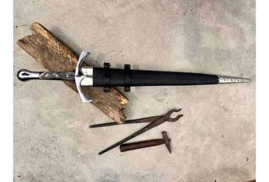 Hand-Forged Fantasy Short Sword — "Horn of Gondor"