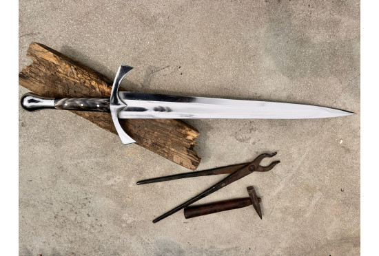 Hand-Forged Fantasy Short Sword — "Horn of Gondor"