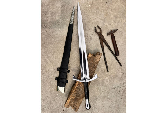 Hand-Forged Fantasy Short Sword — "Horn of Gondor"