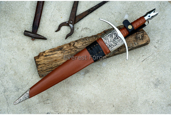 Crown Guard Fantasy Dagger 