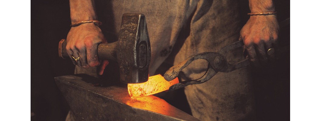 Hand-Forged vs. Factory-Made Knives – Why Traditional Forging Still Matters