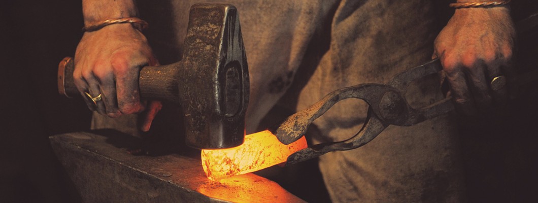 Hand-Forged vs. Factory-Made Knives – Why Traditional Forging Still Matters