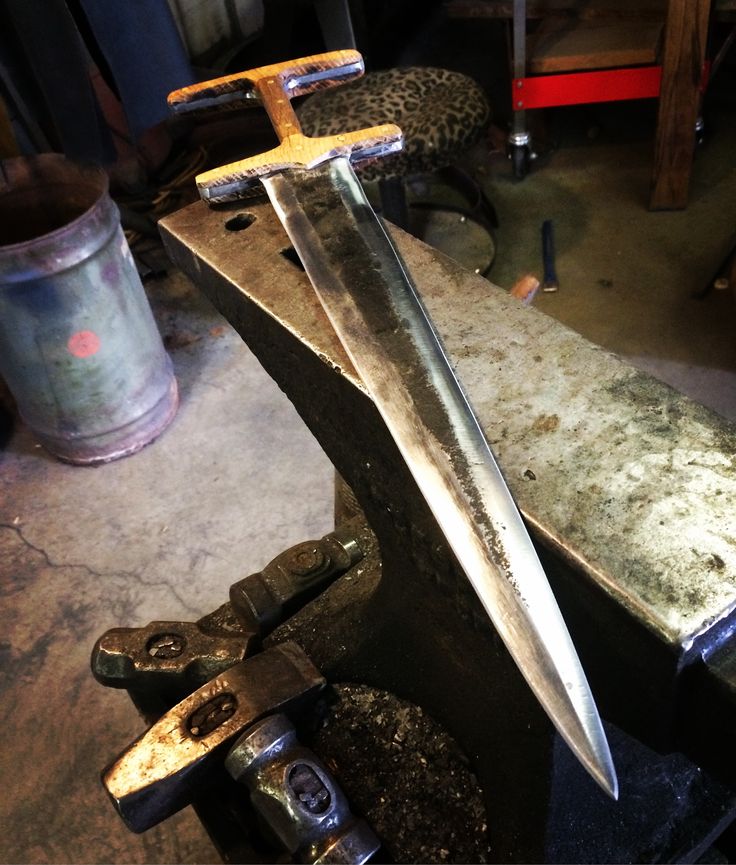 Hand forging a dagger at Everest Forge