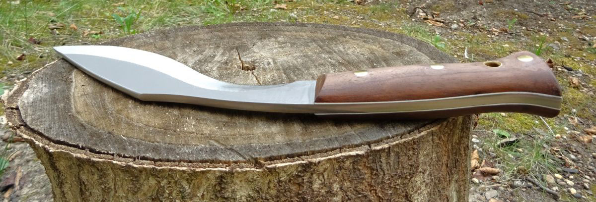 Kukri khukuri thick spine showing forged blade strength and cross-section - Everest Forge