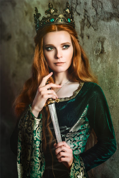 Historical women carrying daggers — kaiken, jambiya and Scottish dirk through the ages